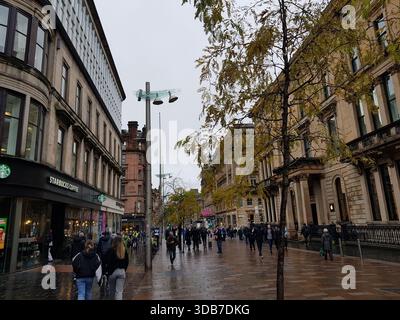 Des gens marchant dans une rue commerçante, Buchanan Street, Glasgow, Écosse Banque D'Images