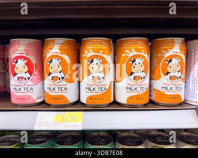 Los Angeles, Californie, États-Unis - 09-30-2023, une vue de plusieurs boîtes de thé au lait aromatisé Ito en Thai, exposées dans une épicerie locale. Banque D'Images