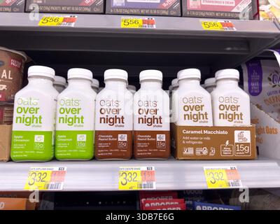 Los Angeles, Californie, États-Unis - 09-30-2023, une vue de plusieurs bouteilles d'avoine sur le shake de nuit, en exposition dans une épicerie locale. Banque D'Images