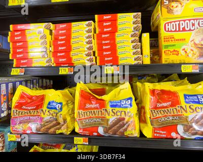 Los Angeles, Californie, États-Unis - 09-30-2023, une vue de plusieurs paquets de saucisses de petit déjeuner banquet, exposés dans une épicerie locale. Banque D'Images