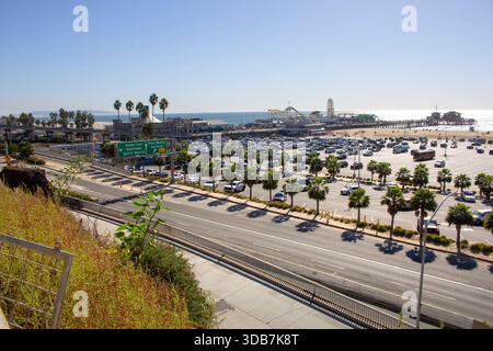 Santa Monica, Californie, États-Unis - 09-30-2023, vue du PCH et de la jetée de Santa Monica. Banque D'Images