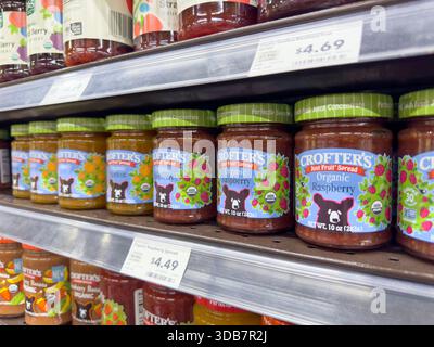 Los Angeles, Californie, États-Unis - 09-30-2023, une vue de plusieurs pots de produits de gelée Crofter, exposés dans une épicerie locale. Banque D'Images