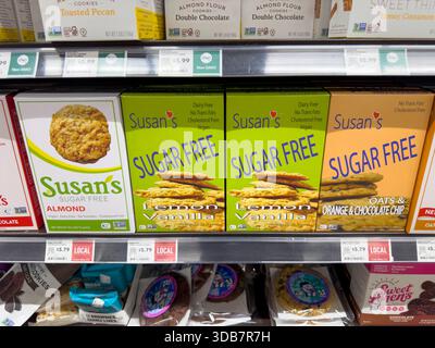Los Angeles, Californie, États-Unis - 09-30-2023, une vue de plusieurs paquets de biscuits sans sucre Susan's, exposés dans une épicerie locale. Banque D'Images