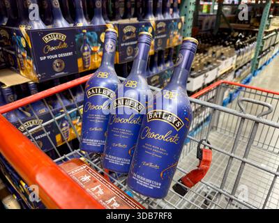 Los Angeles, Californie, États-Unis - 30-09-2023 : vue de plusieurs bouteilles de liqueur de chocolat Baileys, dans un panier, au magasin. Banque D'Images