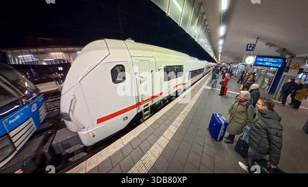 Premiere für den ICE-l zum Fahrplanwechsel AM 14. Dezember 2025. Erste Fahrt von Köln nach Berlin. Einfahrt des ersten planmäßig verkehrenden ICE-l in den Hauptbahnhof von Münster. Der Zug ist Barrierefrei, Zunächst kommen Lokomotiven der Baureihe Siemens Vectron zum Einsatz. Münster, Nordrhein-Westfalen, DEU, Deutschland, 14.12.2025 *** première de l'ICE l lors du changement d'horaire le 14 décembre 2025 premier voyage de Cologne à Berlin arrivée de la première ICE l prévue à la gare centrale de Münster le train est sans obstacle, les locomotives Siemens Vectron seront utilisées en premier lieu Münster, North RH Banque D'Images