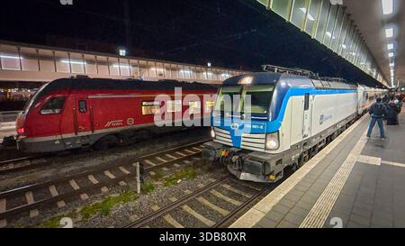 Premiere für den ICE-l zum Fahrplanwechsel AM 14. Dezember 2025. Erste Fahrt von Köln nach Berlin. Einfahrt des ersten planmäßig verkehrenden ICE-l in den Hauptbahnhof von Münster. Der Zug ist Barrierefrei, Zunächst kommen Lokomotiven der Baureihe Siemens Vectron zum Einsatz. Münster, Nordrhein-Westfalen, DEU, Deutschland, 14.12.2025 *** première de l'ICE l lors du changement d'horaire le 14 décembre 2025 premier voyage de Cologne à Berlin arrivée de la première ICE l prévue à la gare centrale de Münster le train est sans obstacle, les locomotives Siemens Vectron seront utilisées en premier lieu Münster, North RH Banque D'Images