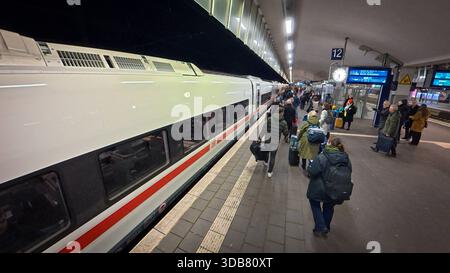 Premiere für den ICE-l zum Fahrplanwechsel AM 14. Dezember 2025. Erste Fahrt von Köln nach Berlin. Einfahrt des ersten planmäßig verkehrenden ICE-l in den Hauptbahnhof von Münster. Der Zug ist Barrierefrei, Zunächst kommen Lokomotiven der Baureihe Siemens Vectron zum Einsatz. Münster, Nordrhein-Westfalen, DEU, Deutschland, 14.12.2025 *** première de l'ICE l lors du changement d'horaire le 14 décembre 2025 premier voyage de Cologne à Berlin arrivée de la première ICE l prévue à la gare centrale de Münster le train est sans obstacle, les locomotives Siemens Vectron seront utilisées en premier lieu Münster, North RH Banque D'Images