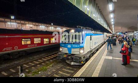 Premiere für den ICE-l zum Fahrplanwechsel AM 14. Dezember 2025. Erste Fahrt von Köln nach Berlin. Einfahrt des ersten planmäßig verkehrenden ICE-l in den Hauptbahnhof von Münster. Der Zug ist Barrierefrei, Zunächst kommen Lokomotiven der Baureihe Siemens Vectron zum Einsatz. Münster, Nordrhein-Westfalen, DEU, Deutschland, 14.12.2025 *** première de l'ICE l lors du changement d'horaire le 14 décembre 2025 premier voyage de Cologne à Berlin arrivée de la première ICE l prévue à la gare centrale de Münster le train est sans obstacle, les locomotives Siemens Vectron seront utilisées en premier lieu Münster, North RH Banque D'Images