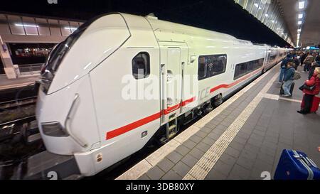 Premiere für den ICE-l zum Fahrplanwechsel AM 14. Dezember 2025. Erste Fahrt von Köln nach Berlin. Einfahrt des ersten planmäßig verkehrenden ICE-l in den Hauptbahnhof von Münster. Der Zug ist Barrierefrei, Zunächst kommen Lokomotiven der Baureihe Siemens Vectron zum Einsatz. Münster, Nordrhein-Westfalen, DEU, Deutschland, 14.12.2025 *** première de l'ICE l lors du changement d'horaire le 14 décembre 2025 premier voyage de Cologne à Berlin arrivée de la première ICE l prévue à la gare centrale de Münster le train est sans obstacle, les locomotives Siemens Vectron seront utilisées en premier lieu Münster, North RH Banque D'Images