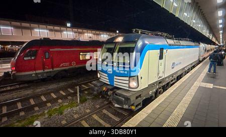 Premiere für den ICE-l zum Fahrplanwechsel AM 14. Dezember 2025. Erste Fahrt von Köln nach Berlin. Einfahrt des ersten planmäßig verkehrenden ICE-l in den Hauptbahnhof von Münster. Der Zug ist Barrierefrei, Zunächst kommen Lokomotiven der Baureihe Siemens Vectron zum Einsatz. Münster, Nordrhein-Westfalen, DEU, Deutschland, 14.12.2025 *** première de l'ICE l lors du changement d'horaire le 14 décembre 2025 premier voyage de Cologne à Berlin arrivée de la première ICE l prévue à la gare centrale de Münster le train est sans obstacle, les locomotives Siemens Vectron seront utilisées en premier lieu Münster, North RH Banque D'Images
