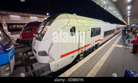 Premiere für den ICE-l zum Fahrplanwechsel AM 14. Dezember 2025. Erste Fahrt von Köln nach Berlin. Einfahrt des ersten planmäßig verkehrenden ICE-l in den Hauptbahnhof von Münster. Der Zug ist Barrierefrei, Zunächst kommen Lokomotiven der Baureihe Siemens Vectron zum Einsatz. Münster, Nordrhein-Westfalen, DEU, Deutschland, 14.12.2025 *** première de l'ICE l lors du changement d'horaire le 14 décembre 2025 premier voyage de Cologne à Berlin arrivée de la première ICE l prévue à la gare centrale de Münster le train est sans obstacle, les locomotives Siemens Vectron seront utilisées en premier lieu Münster, North RH Banque D'Images