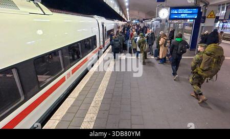 Premiere für den ICE-l zum Fahrplanwechsel AM 14. Dezember 2025. Erste Fahrt von Köln nach Berlin. Einfahrt des ersten planmäßig verkehrenden ICE-l in den Hauptbahnhof von Münster. Der Zug ist Barrierefrei, Zunächst kommen Lokomotiven der Baureihe Siemens Vectron zum Einsatz. Münster, Nordrhein-Westfalen, DEU, Deutschland, 14.12.2025 *** première de l'ICE l lors du changement d'horaire le 14 décembre 2025 premier voyage de Cologne à Berlin arrivée de la première ICE l prévue à la gare centrale de Münster le train est sans obstacle, les locomotives Siemens Vectron seront utilisées en premier lieu Münster, North RH Banque D'Images