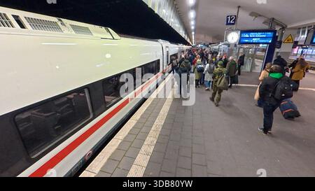 Premiere für den ICE-l zum Fahrplanwechsel AM 14. Dezember 2025. Erste Fahrt von Köln nach Berlin. Einfahrt des ersten planmäßig verkehrenden ICE-l in den Hauptbahnhof von Münster. Der Zug ist Barrierefrei, Zunächst kommen Lokomotiven der Baureihe Siemens Vectron zum Einsatz. Münster, Nordrhein-Westfalen, DEU, Deutschland, 14.12.2025 *** première de l'ICE l lors du changement d'horaire le 14 décembre 2025 premier voyage de Cologne à Berlin arrivée de la première ICE l prévue à la gare centrale de Münster le train est sans obstacle, les locomotives Siemens Vectron seront utilisées en premier lieu Münster, North RH Banque D'Images