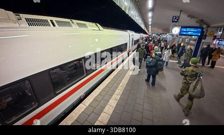 Premiere für den ICE-l zum Fahrplanwechsel AM 14. Dezember 2025. Erste Fahrt von Köln nach Berlin. Einfahrt des ersten planmäßig verkehrenden ICE-l in den Hauptbahnhof von Münster. Der Zug ist Barrierefrei, Zunächst kommen Lokomotiven der Baureihe Siemens Vectron zum Einsatz. Münster, Nordrhein-Westfalen, DEU, Deutschland, 14.12.2025 *** première de l'ICE l lors du changement d'horaire le 14 décembre 2025 premier voyage de Cologne à Berlin arrivée de la première ICE l prévue à la gare centrale de Münster le train est sans obstacle, les locomotives Siemens Vectron seront utilisées en premier lieu Münster, North RH Banque D'Images