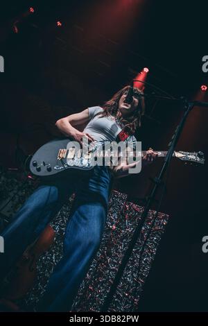 Wasington DC, États-Unis, 3 décembre 2025, les Happy Fits se produisent en direct au légendaire 9 :30 Club, crédit : Ben Lahoussine/Alamy Live News Banque D'Images