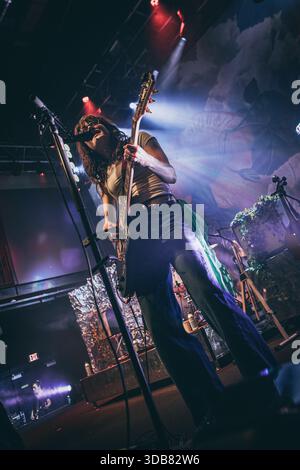 Wasington DC, États-Unis, 3 décembre 2025, les Happy Fits se produisent en direct au légendaire 9 :30 Club, crédit : Ben Lahoussine/Alamy Live News Banque D'Images