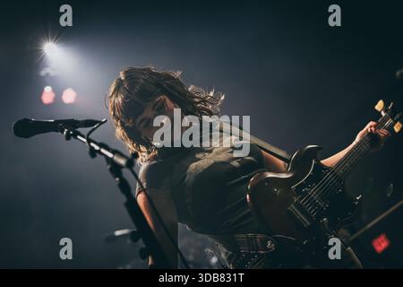 Wasington DC, États-Unis, 3 décembre 2025, les Happy Fits se produisent en direct au légendaire 9 :30 Club, crédit : Ben Lahoussine/Alamy Live News Banque D'Images