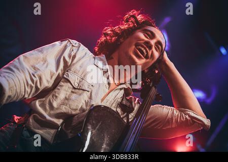 Wasington DC, États-Unis, 3 décembre 2025, les Happy Fits se produisent en direct au légendaire 9 :30 Club, crédit : Ben Lahoussine/Alamy Live News Banque D'Images