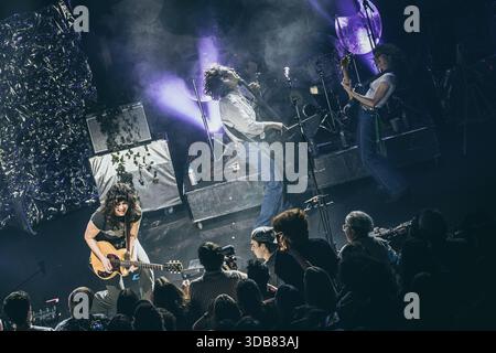Wasington DC, États-Unis, 3 décembre 2025, les Happy Fits se produisent en direct au légendaire 9 :30 Club, crédit : Ben Lahoussine/Alamy Live News Banque D'Images