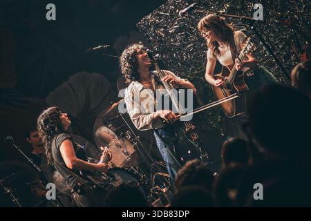 Wasington DC, États-Unis, 3 décembre 2025, les Happy Fits se produisent en direct au légendaire 9 :30 Club, crédit : Ben Lahoussine/Alamy Live News Banque D'Images