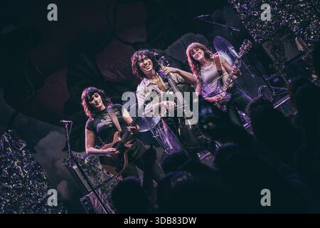 Wasington DC, États-Unis, 3 décembre 2025, les Happy Fits se produisent en direct au légendaire 9 :30 Club, crédit : Ben Lahoussine/Alamy Live News Banque D'Images