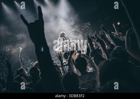 Wasington DC, États-Unis, 3 décembre 2025, les Happy Fits se produisent en direct au légendaire 9 :30 Club, crédit : Ben Lahoussine/Alamy Live News Banque D'Images