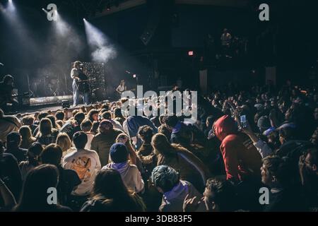 Wasington DC, États-Unis, 3 décembre 2025, les Happy Fits se produisent en direct au légendaire 9 :30 Club, crédit : Ben Lahoussine/Alamy Live News Banque D'Images