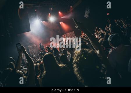 Wasington DC, États-Unis, 3 décembre 2025, les Happy Fits se produisent en direct au légendaire 9 :30 Club, crédit : Ben Lahoussine/Alamy Live News Banque D'Images