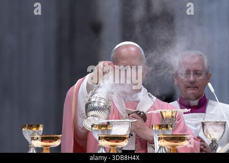 Vatican, Vatican. 14 décembre 2025. Le pape Léon XIV, flanqué du maître de cérémonie Diego Ravelli, encens l'autel lors d'une messe marquant le jubilé des prisonniers à la basilique Pierre. Crédit : SOPA images Limited/Alamy Live News Banque D'Images