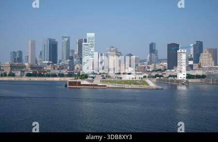 Vue sur la rivière du Vieux-Port de Montréal, Québec, Canada, par une matinée ensoleillée avec un ciel bleu clair Banque D'Images
