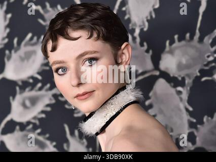 Hollywood, États-Unis. 14 décembre 2025. Thomasin McKenzie arrive à Los Angeles pour la première de « The Testament of Ann Lee » de Searchlight Pictures au Linwood Dunn Theater le 14 décembre 2025 à Hollywood, CA. © Lisa OConnor/ Credit : AFF/Alamy Live News Banque D'Images