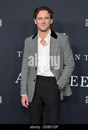Hollywood, États-Unis. 14 décembre 2025. Lewis Pullman arrive à Los Angeles pour la première de « The Testament of Ann Lee » de Searchlight Pictures au Linwood Dunn Theater le 14 décembre 2025 à Hollywood, CA. © Lisa OConnor/ Credit : AFF/Alamy Live News Banque D'Images