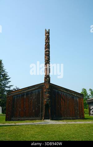 Totem et maison en bois décorée au village historique de Ksan, un site de la première nation Gitxsan à Hazelton, en Colombie-Britannique, au Canada. Banque D'Images