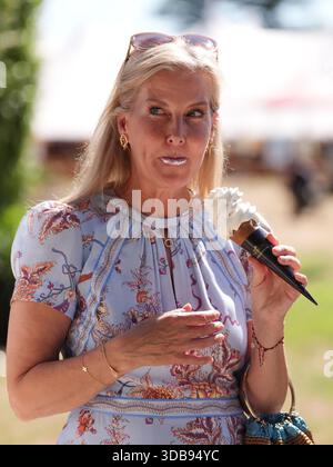 EXAMEN DE L'AP DE L'ANNÉE 2025. Photo du dossier datée du 30/25 : la duchesse d'Édimbourg mangeant de la crème glacée lors d'une visite au Hampton court Garden Festival au Hampton court Palace à East Molesey. Date d'émission : lundi 15 décembre 2025. Banque D'Images