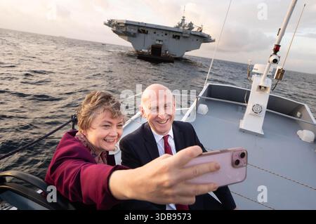 EXAMEN DE L'AP DE L'ANNÉE 2025. Photo du dossier datée du 17/25 : le secrétaire à la Défense John Healey et la secrétaire aux Affaires étrangères Yvette Cooper lors d’une visite au HMS Prince of Wales ancré sur la côte de Naples, en Italie. Le porte-avions britannique a été placé sous le commandement de l'OTAN lors d'une première européenne et les deux ministres du cabinet se sont rendus en Italie pour marquer l'occasion. Date d'émission : lundi 15 décembre 2025. Banque D'Images