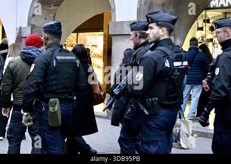 Strasbourg, France. 13 décembre 2025. Les policiers et les gendarmeries sécurisent les points de contrôle pendant le marché de Noël de Strasbourg, car le week-end des 13 et 14 décembre 2025 marque la période la plus chargée de la saison avec environ 500 000 visiteurs du monde entier qui assistent aux marchés illuminés de Strasbourg, dans l’est de la France, le 14 décembre 2025, avec des mesures de sécurité renforcées en place depuis l’attaque de Strasbourg en 2018 photo par Nicolas Roses/ABACAPRESS.COM crédit : Abaca Press/Alamy Live News Banque D'Images