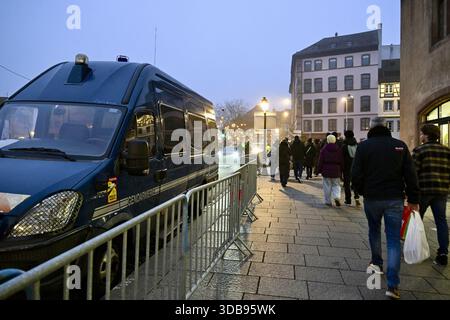 Strasbourg, France. 13 décembre 2025. Les policiers et les gendarmeries sécurisent les points de contrôle pendant le marché de Noël de Strasbourg, car le week-end des 13 et 14 décembre 2025 marque la période la plus chargée de la saison avec environ 500 000 visiteurs du monde entier qui assistent aux marchés illuminés de Strasbourg, dans l’est de la France, le 14 décembre 2025, avec des mesures de sécurité renforcées en place depuis l’attaque de Strasbourg en 2018 photo par Nicolas Roses/ABACAPRESS.COM crédit : Abaca Press/Alamy Live News Banque D'Images