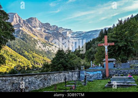 L'église notre Dame du bon Port avec cimetière dans le village de montagne Gavarnie-Gedre dans les Hautes-Pyrénées en France. Banque D'Images