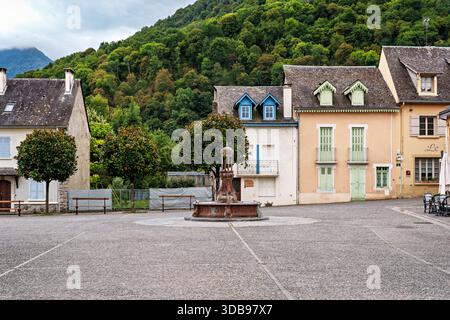 Le village de Saint-Savin près d'Argelès-Gazost avec les Pyrénées en arrière-plan dans les Pyrénées françaises en France, en Europe Banque D'Images