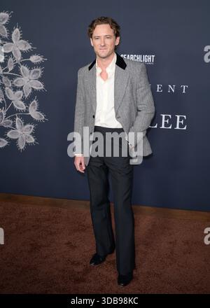 Los Angeles, États-Unis. 14 décembre 2025. LOS ANGELES, ÉTATS-UNIS. 14 décembre 2025 : Lewis Pullman à la première de 'The Testament of Ann Lee' au Linwood Dunn Theatre. Crédit photo : Paul Smith/Alamy Live News Banque D'Images