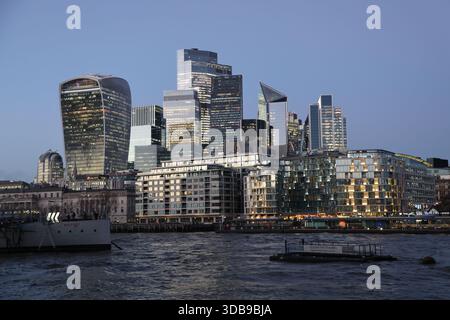 Horizon de la ville de Londres au crépuscule Londres Royaume-Uni décembre 2025 Banque D'Images