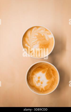 Deux verres de latte avec un motif Banque D'Images