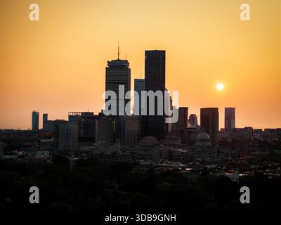 Vue aérienne de la John Hancock Tower et du Prudential Center percer l'horizon sous un coucher de soleil ardent, Boston, Massachusetts, États-Unis. Banque D'Images