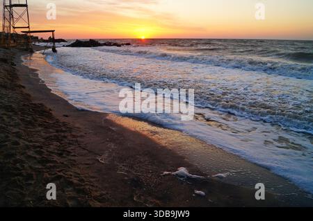 La côte de la mer de ​​Azov en Ukraine au lever du soleil sur un chaud matin d'été Banque D'Images