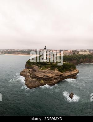 Vue aérienne du Rock Vierge surmonté d'un phare blanc brillant, entouré par les eaux turquoise turbulentes et sombres de l'Atlantique, Biarritz, Nouve Banque D'Images