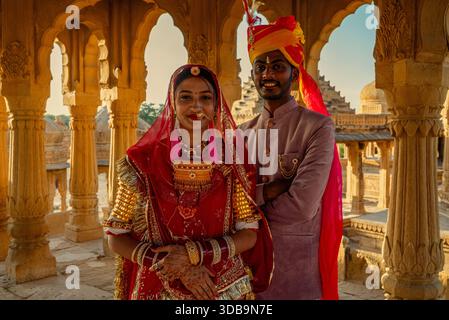 Mariée indienne et mariée en tenue de mariage traditionnelle au palais historique Rajasthani de Bada Bagh, Inde Banque D'Images