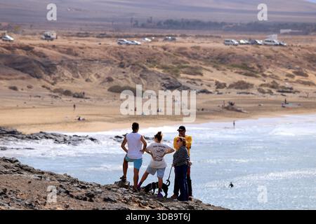 Playa Piedra plage de surf et le village de El Cotillo, Fuerteventura, îles Canaries, Espagne. Banque D'Images