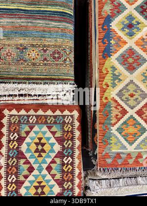Gros plan dynamique de tapis géométriques et rayés tissés à la main Banque D'Images