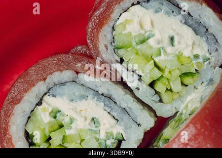 Philadelphie roll avec macro de gros plan de thon comme art. Banque D'Images