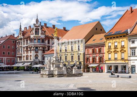Bâtiments historiques colorés, Hôtel de ville et la colonne de la peste sur Glavni Trg, la place principale de Maribor, un monument culturel à Maribor, Slovénie Banque D'Images